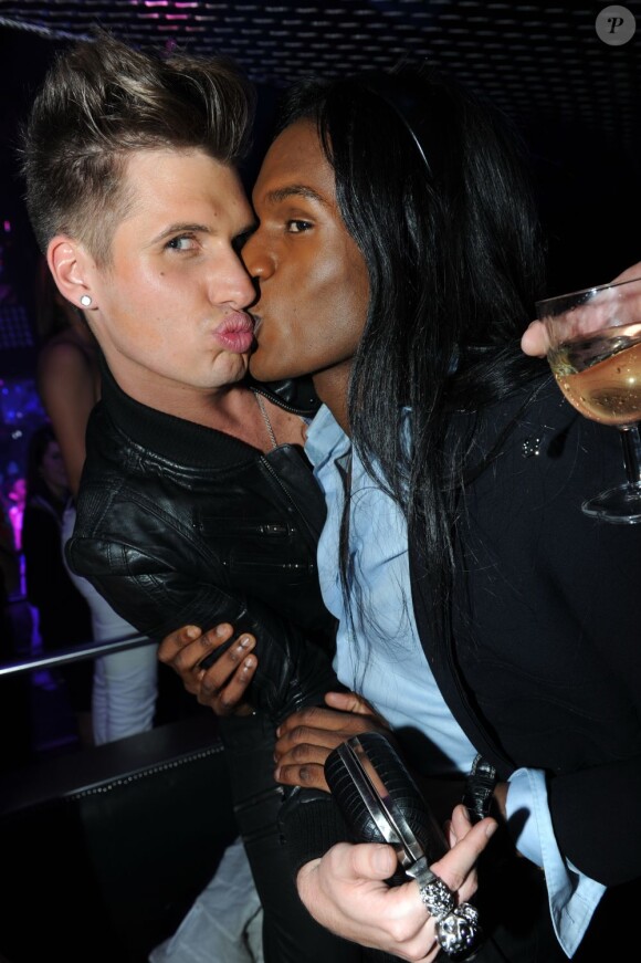 Benoît de Secret Story fête ses 22 ans au Queen, à Paris, le 10 avril 2011 - ici Benoît et FX