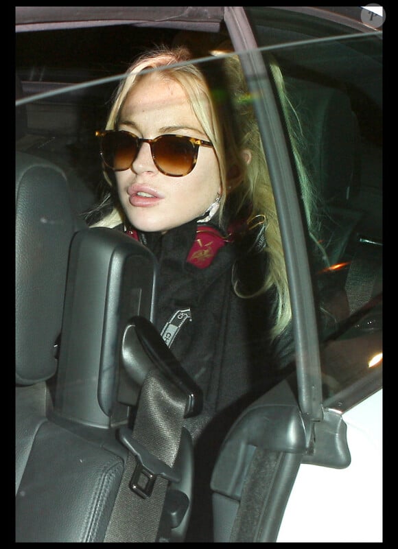 Lindsay Lohan s'est précipitée dans la voiture qui l'attendait à la sortie de l'aéroport de Los Angeles le 7 avril 2011