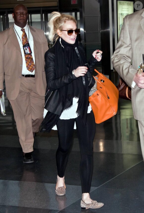 Lindsay Lohan se rend à l'aéroport de New York's JFK International Airport le 6 avril 2011 afin de se rendre à Los Angeles