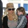 Christina Aguilera avec son boyfriend Matthew Rutler, à l'aéroport LAX de Los Angeles, vendredi 8 avril.