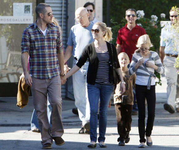 Reese Witherspoon, Jim Toth, et les enfants Ava et Deacon, Los Angeles, le 12 décembre 2010.