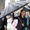 Le prince William et Kate Middleton étaient en visite dans la région de Blackburn with Darwen, dans le nord de l'Angleterre, lundi 11 avril 2011. La pluie a obligé la future princesse à se réfugier sous un immense parapluie...