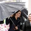 Le prince William et Kate Middleton étaient en visite dans la région de Blackburn with Darwen, dans le nord de l'Angleterre, lundi 11 avril 2011. La pluie a obligé la future princesse à se réfugier sous un immense parapluie...