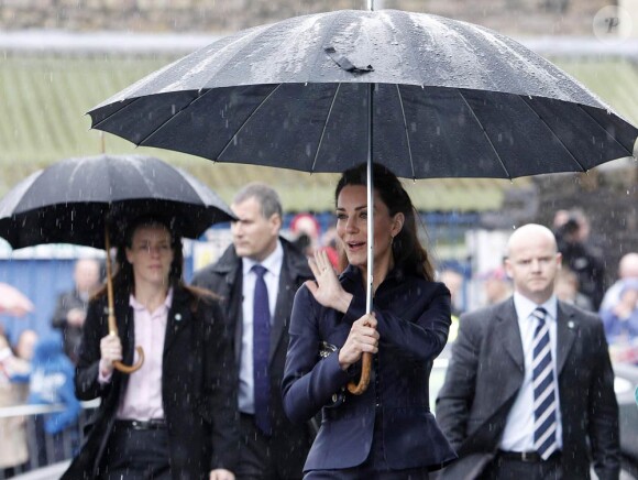 Le prince William et Kate Middleton, visiblement amincie, étaient en visite dans la région de Blackburn with Darwen, dans le nord de l'Angleterre, lundi 11 avril 2011. Leur dernière apparition officielle avant leur mariage, le 29 avril.