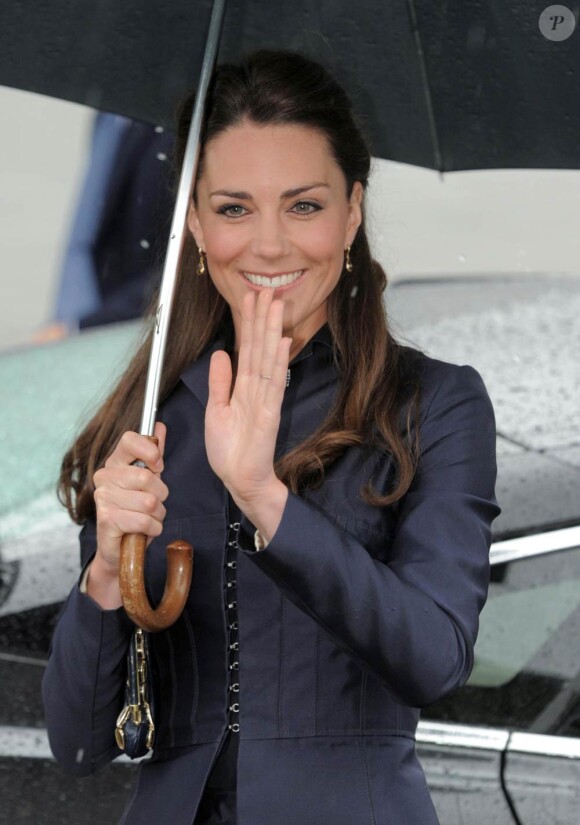 Le prince William et Kate Middleton, visiblement amincie, étaient en visite dans la région de Blackburn with Darwen, dans le nord de l'Angleterre, lundi 11 avril 2011. Leur dernière apparition officielle avant leur mariage, le 29 avril.