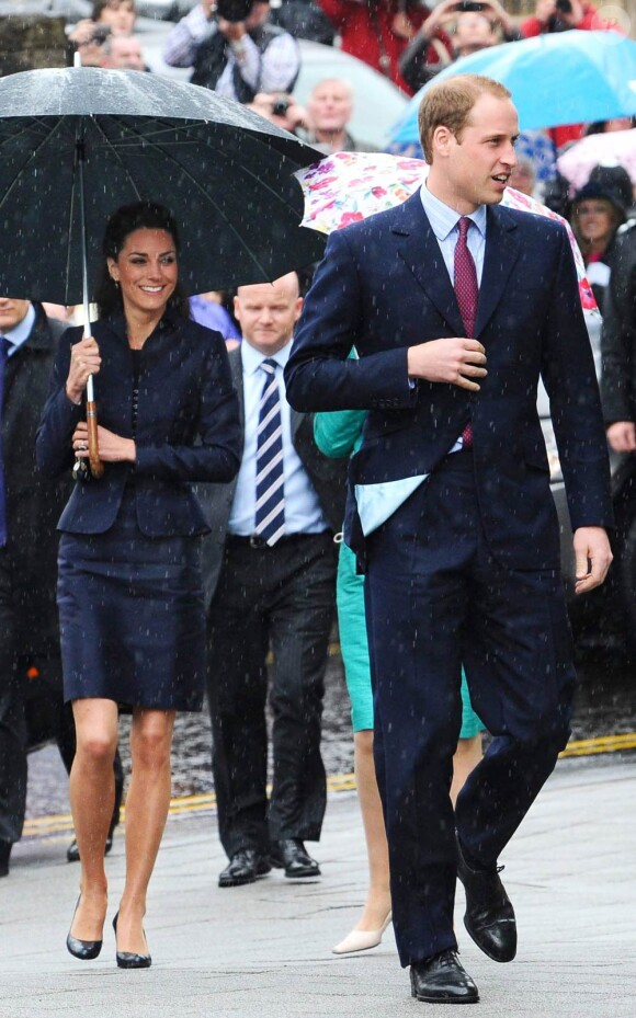 Le prince William et Kate Middleton étaient en visite dans la région de Blackburn with Darwen, dans le nord de l'Angleterre, lundi 11 avril 2011. Leur dernière apparition officielle avant leur mariage, le 29 avril.