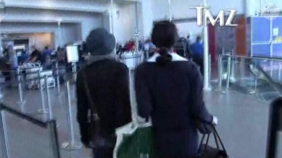John Galliano, violemment insulté par un photographe à l'aéroport de Los Angeles, le 10 avril 2011.