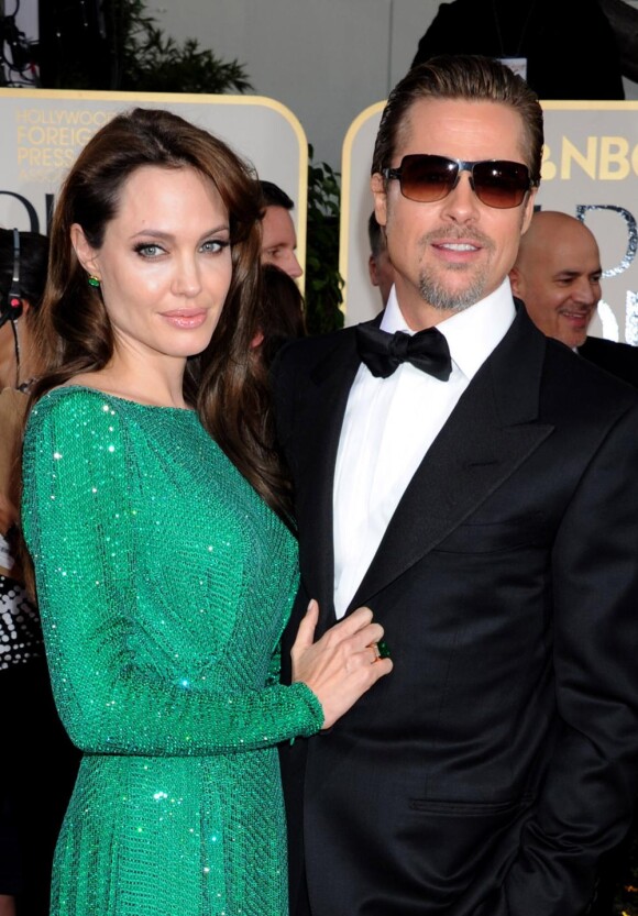 Angelina Jolie brille aux côtés de son Brad Pitt, avec des boucles en emeraude