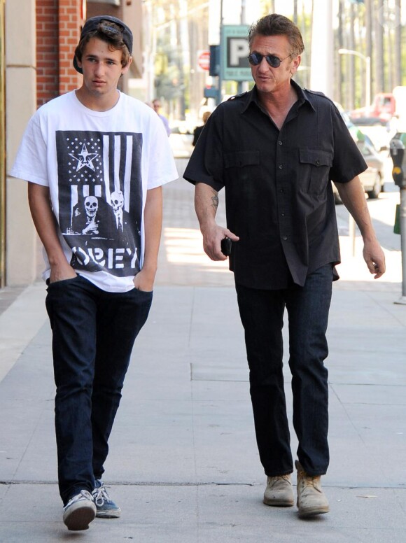 Sean Penn et son fils à Los Angeles lors d'une balade le 11 avril 2011
