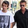 Sean Penn et son fils à Los Angeles lors d'une balade le 11 avril 2011