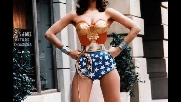 Wonder Woman : A 59 ans, la sublime Lynda Carter, reine d'une parade gay !