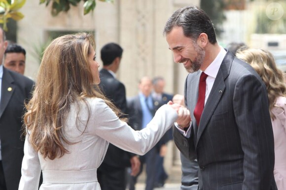 Le prince Felipe, charmé par la reine Rania de Jordanie lors de leur rencontre en Jordanie le 13 avril 2011
