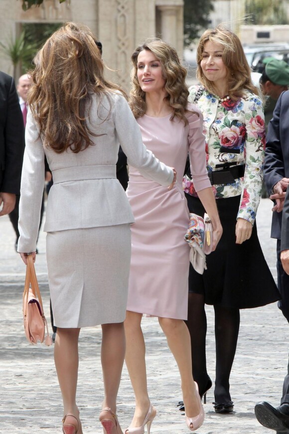 Letizia d'Espagne n'a pas hésité à faire la révérence devant Rania de Jordanie lors de leur rencontre en Jordanie le 13 avril 2011