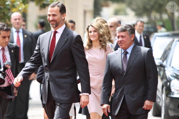 Letizia d'Espagne, Felipe et le roi Abdullah lors de leur rencontre en Jordanie le 13 avril 2011