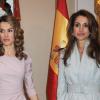 Letizia d'Espagne et Rania de Jordanie pour une photo officielle lors de leur rencontre en Jordanie le 13 avril 2011