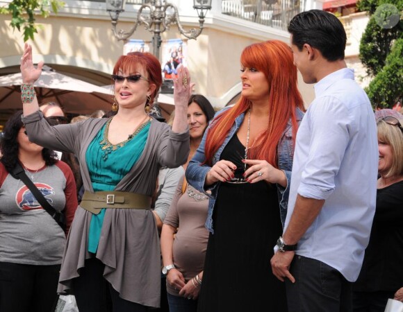 Naomi et Wynona Judd sur le plateau de l'émisison EXTRA (Los Angeles, 13 avril 2011)