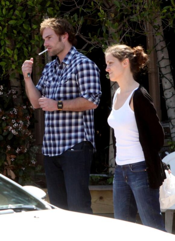 Seann William Scott et sa petite amie sont allés faire un brunch à Malibu le 11 avril 2009. Lui aime la cigarette
