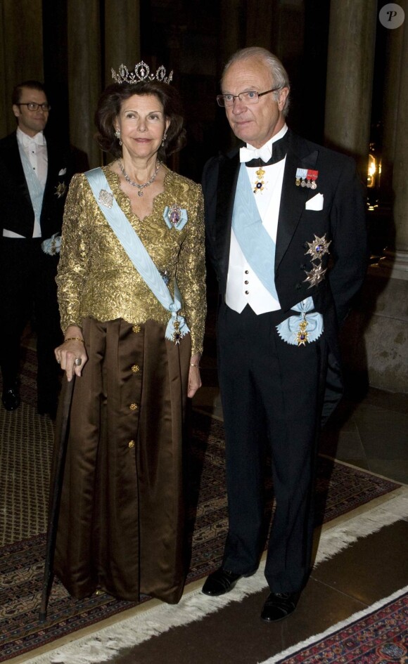 Le roi Carl XVI Gustav et la reine Silvia, qui porte encore les stigmates de sa chute provoquée par un paparazzo, recevaient à dîner au palais royal, à Stockholm, le 13 avril 2011.