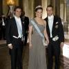 Pour le dîner officiel donné par ses parents au palais royal, à Stockholm, le 13 avril 2011, la princesse Victoria de Suède avait pour cavaliers son époux le prince Daniel et son frère le prince Carl Philip.