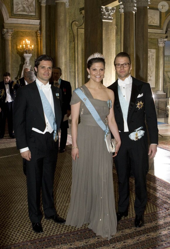 Pour le dîner officiel donné par ses parents au palais royal, à Stockholm, le 13 avril 2011, la princesse Victoria de Suède avait pour cavaliers son époux le prince Daniel et son frère le prince Carl Philip.
