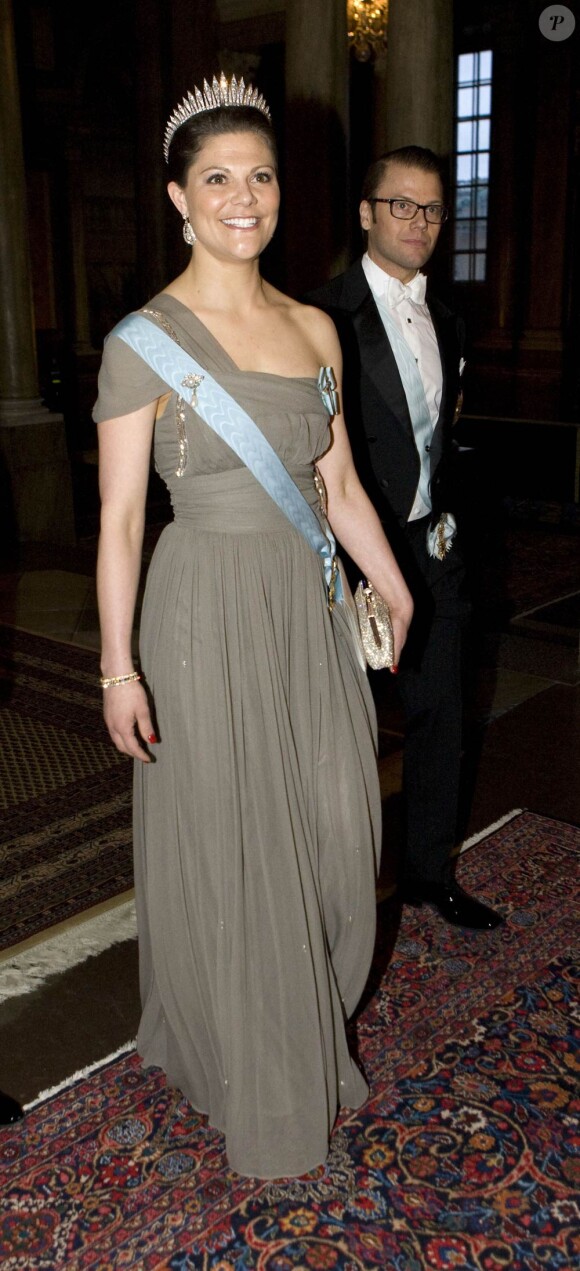 Pour le dîner officiel donné par ses parents au palais royal, à Stockholm, le 13 avril 2011, la princesse Victoria de Suède avait pour cavaliers son époux le prince Daniel et son frère le prince Carl Philip.