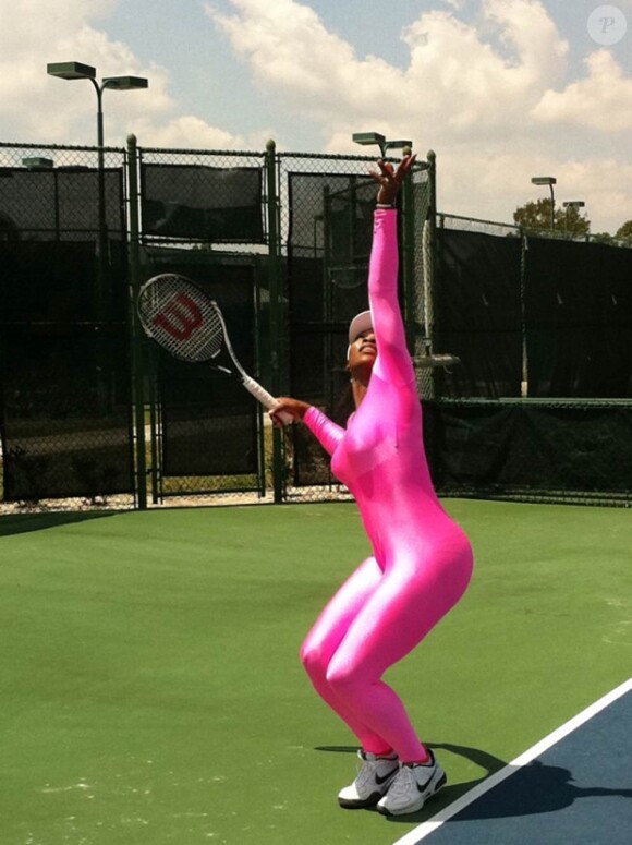 Serena Williams lors de son premier jour de retour à l'entraînement, mi-avril 2011, après ses nombreux soucis de santé depuis juillet 2010. Panthère rose à sa manière...
