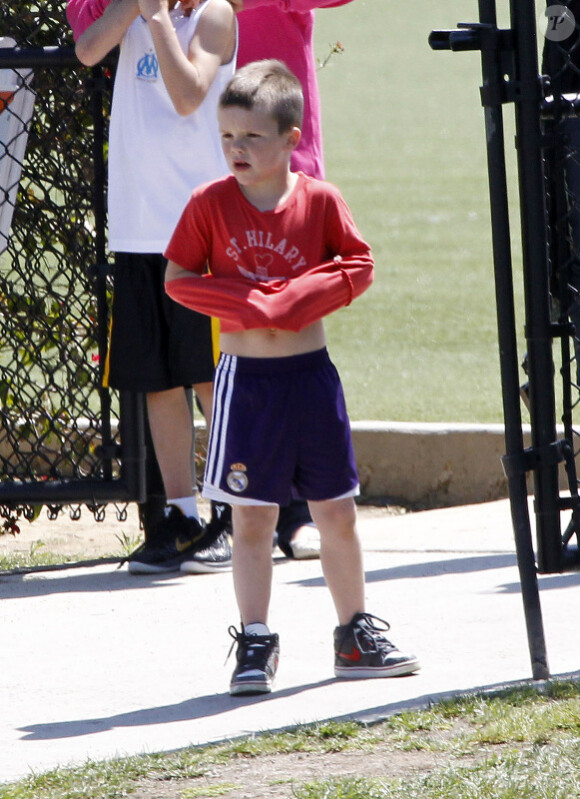 Romeo Beckham lors de sa leçon de football, en avril 2011.