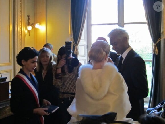 Satya et Capucine Mary se sont dit "oui" le 9 avril 2011, à la mairie du VIIe arrondissement de Paris.