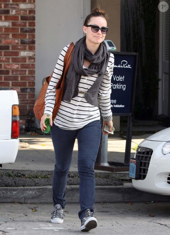 Détendue et souriante, Olivia Wilde prend du bon temps avant de retrouver les plateaux de tournage. Los Angeles, 19 avril 2011