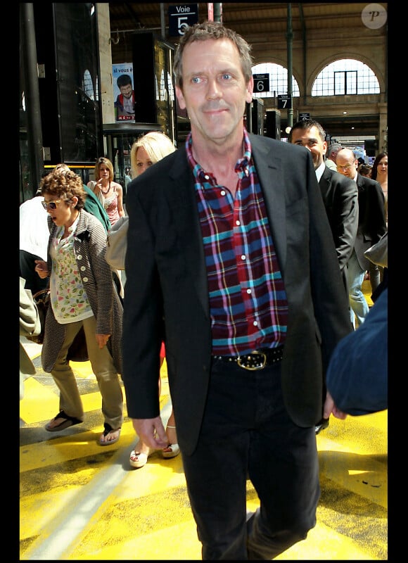Hugh Laurie arrive à Paris à la Gare de l'Est le 20 avril 2011 