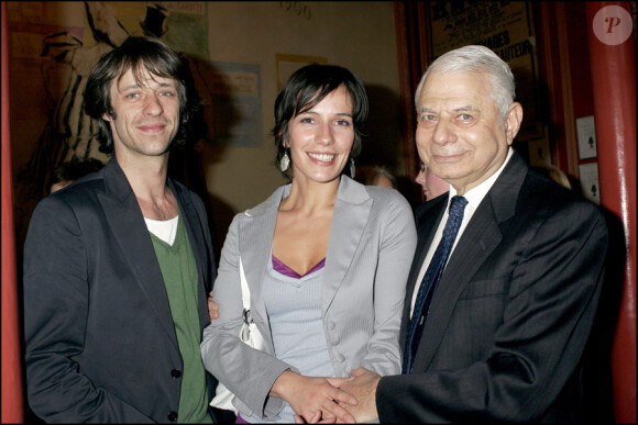 Daniel Darès en mai 2005 lorsqu'il reçoit la Légion d'Honneur au foyer du théâtre Antoine-Simone Berriau. Ici avec Zoé Félix et son compagnon