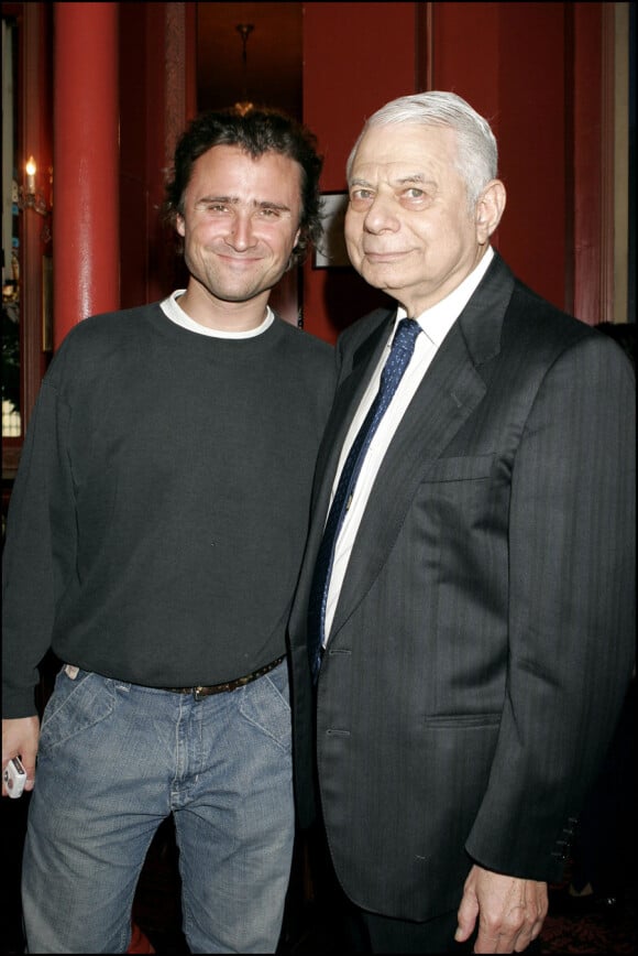 Daniel Darès en mai 2005 lorsqu'il reçoit la Légion d'Honneur au foyer du théâtre Antoine-Simone Berriau. Ici avec Alexandre Brasseur