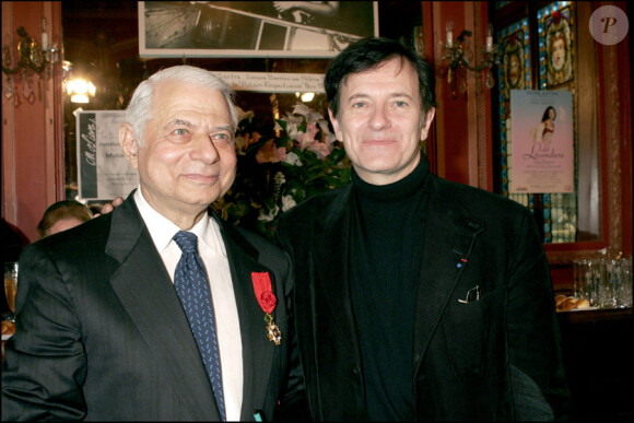 Daniel Darès en mai 2005 lorsqu'il reçoit la Légion d'Honneur au foyer du théâtre Antoine-Simone Berriau. Ici avec Francis Huster