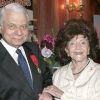 Daniel Darès en mai 2005 lorsqu'il reçoit la Légion d'Honneur au foyer du théâtre Antoine-Simone Berriau. Ici avec sa femme Héléna Bossis