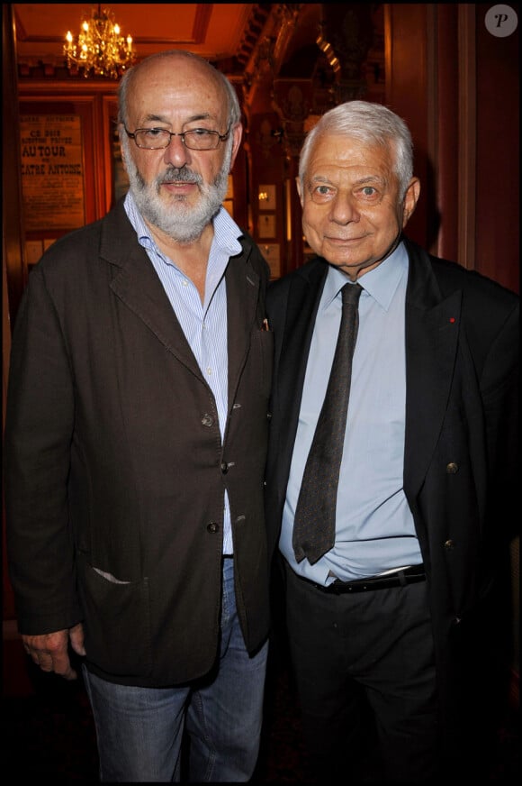 Bertrand Blier et Daniel Darès lorsqu'une plaque commémorative est déposée pour le centenaire de la naissance de Jean-Lousi Barrault au théâtre Antoine-Simone Berriau, septembre 2010