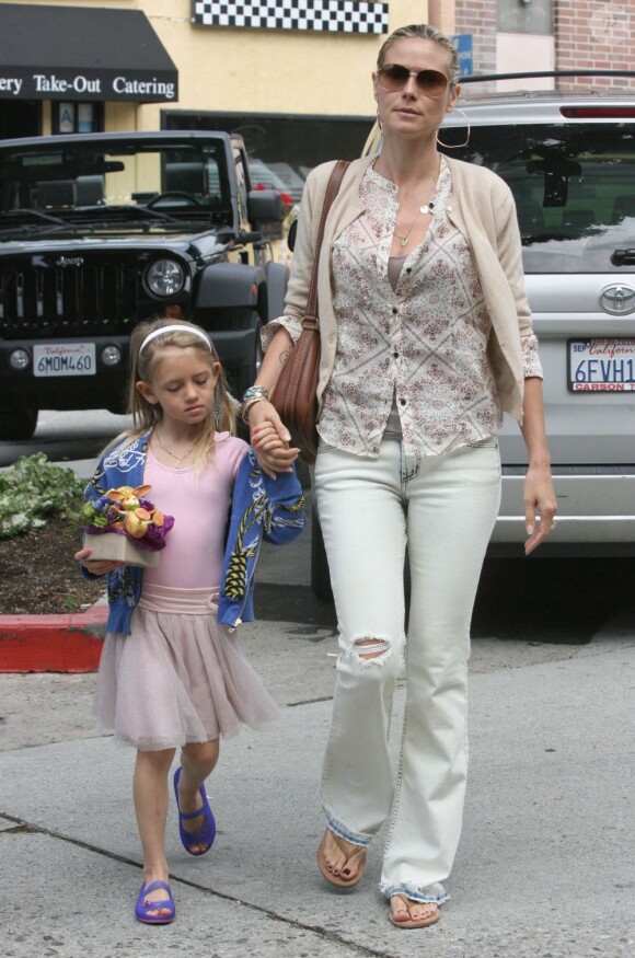 Heidi Klum et sa fille Leni à la sortie du cours de danse de la petite, le 23 avril 2011