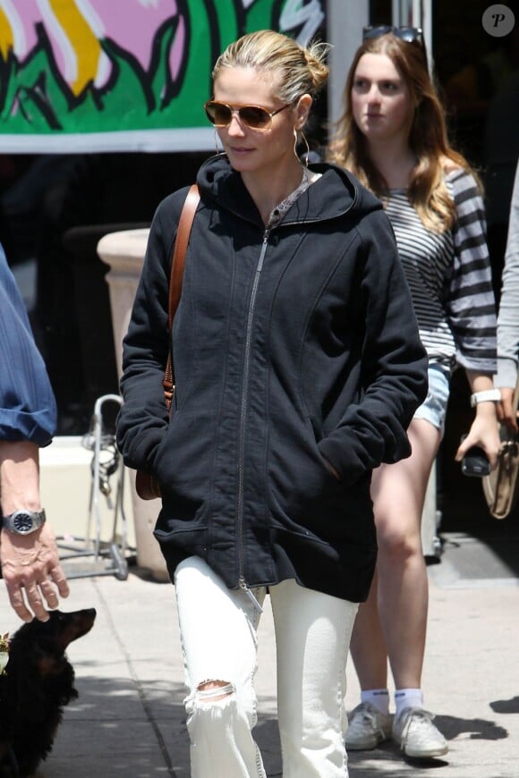Heidi Klum, maman moderne qui va faire ses courses comme tout le monde ! Le 23 avril 2011 à Los Angeles