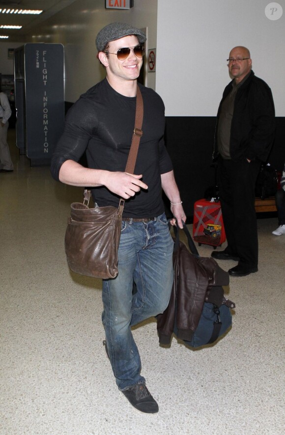 Kellan Lutz atterrit à l'aéroport LAX de Los Angeles, d'un vol en provenance de Vancouver, samedi 23 avril.