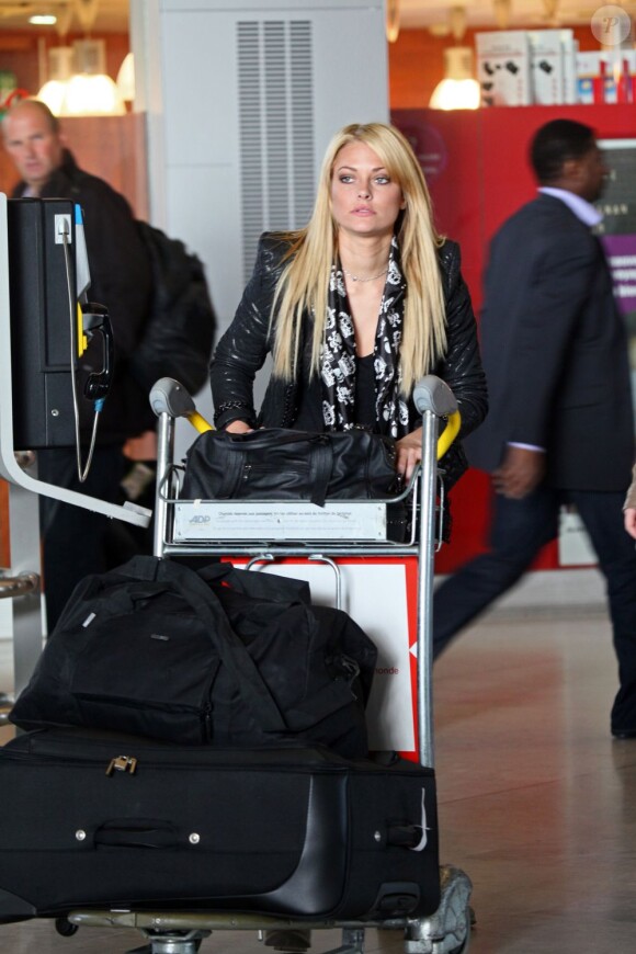 Caroline (Secret Story 2) à l'aéroport de Roissy le lundi 18 avril 2011 avant de s'envoler vers Miami pour tourner les Anges de la télé-réalité 2.