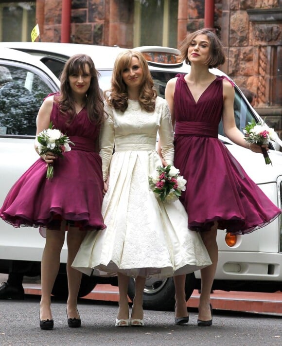 Keira Knightley aux côtés de la mariée Kerry Niwon et d'une demoiselle d'honneur lors du mariage de son frère Caleb Knightley au Pollokshields Burgh Hal de Glasgow en Ecosse le 23 avril 2011