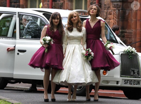 Keira Knightley aux côtés de la mariée Kerry Niwon et d'une demoiselle d'honneur lors du mariage de son frère Caleb Knightley au Pollokshields Burgh Hal de Glasgow en Ecosse le 23 avril 2011