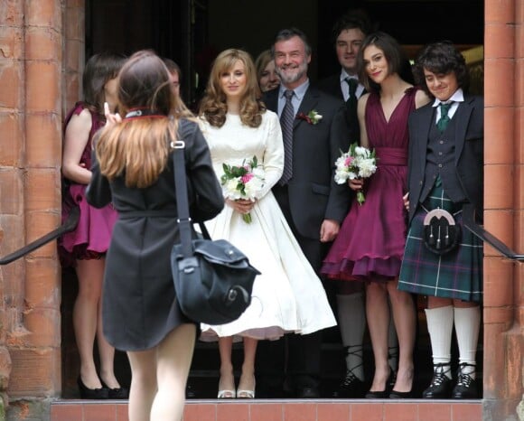Photo de famille lors du mariage de Caleb Knightley au Pollokshields Burgh Hal de Glasgow en Ecosse le 23 avril 2011