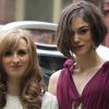 Keira Knightley aux côtés de Kerry Nixon, la mariée, lors du mariage de son frère Caleb Knightley au Pollokshields Burgh Hal de Glasgow en Ecosse le 23 avril 2011