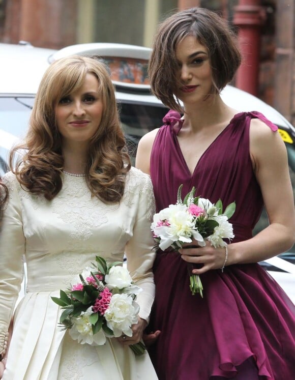 Keira Knightley aux côtés de Kerry Nixon, la mariée, lors du mariage de son frère Caleb Knightley au Pollokshields Burgh Hal de Glasgow en Ecosse le 23 avril 2011