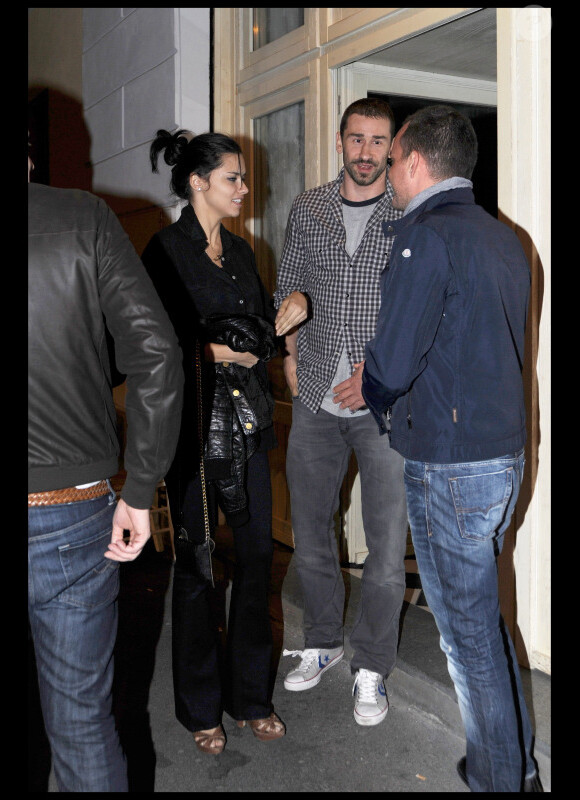 Adriana Lima et son mari Marko Jaric à la sortie d'un restaurant à Milan le 14 avril 2011