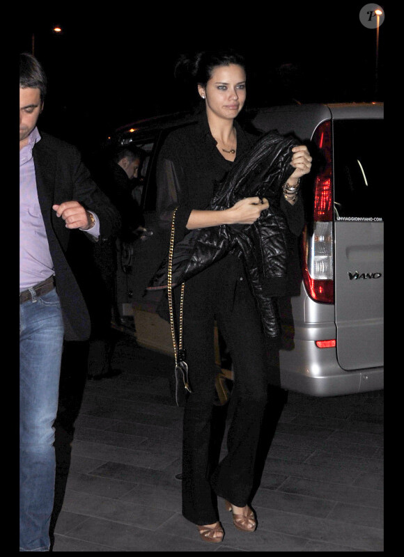 Adriana Lima semble ravie de sa soirée après avoir dîné son mari Marko Jaric dans un restaurant à Milan le 14 avril 2011