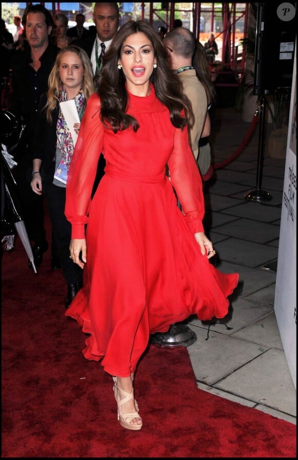 Une Eva Mendes très glamour à l'occasion de l'avant-première de Last Night, présenté le 25 avril 2011 lors du 10e Festival du Film de TriBeCa, à New York.