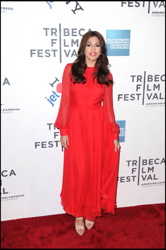 Une Eva Mendes très glamour à l'occasion de l'avant-première de Last Night, présenté le 25 avril 2011 lors du 10e Festival du Film de TriBeCa, à New York.