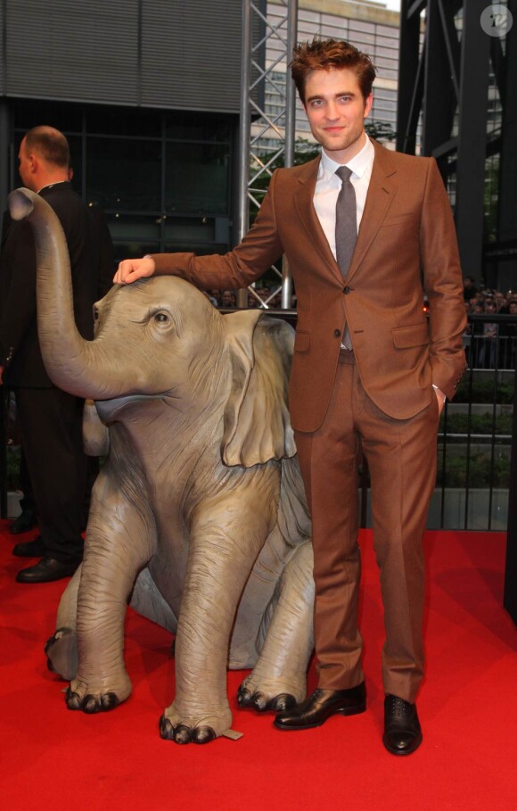 Robert Pattinson à l'occasion de l'avant-première allemande de De l'eau pour les éléphants, à Berlin, le 27 avril 2011.