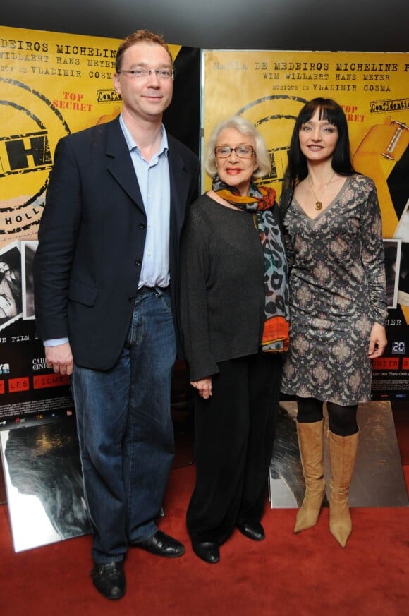 Micheline Presle entourée du réalisateur Frédéric Sojcher et de la comédienne Maria de Medeiros, lors de l'avant-première de HH, Hitler à Hollywood, à l'UGC Ciné-Cité des Halles, le 28 avril 2011.
